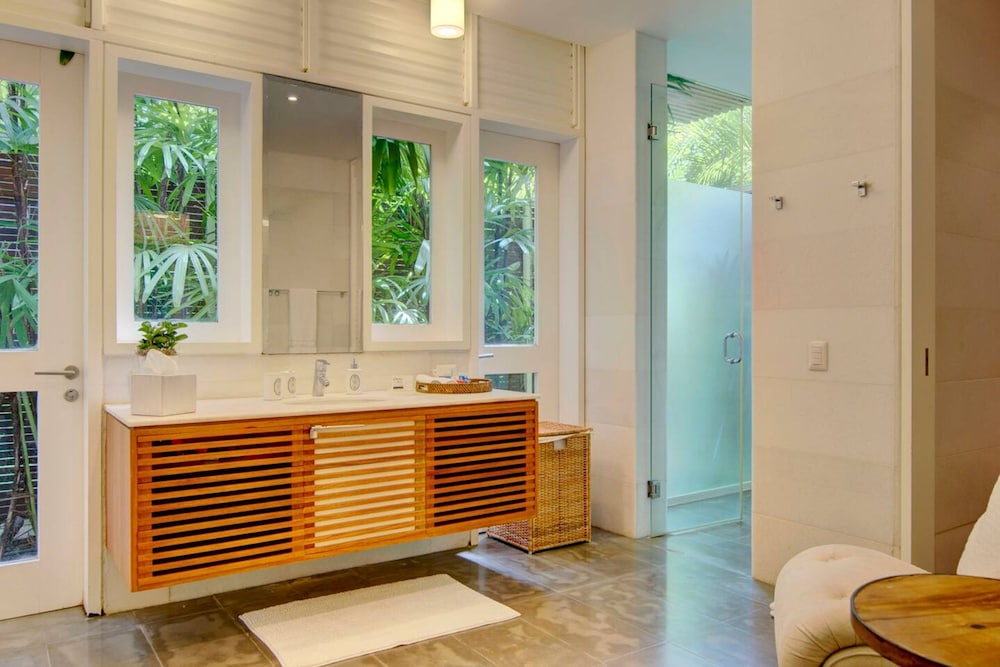 Breathtaking Ocean-view Home w Pool Modern Design