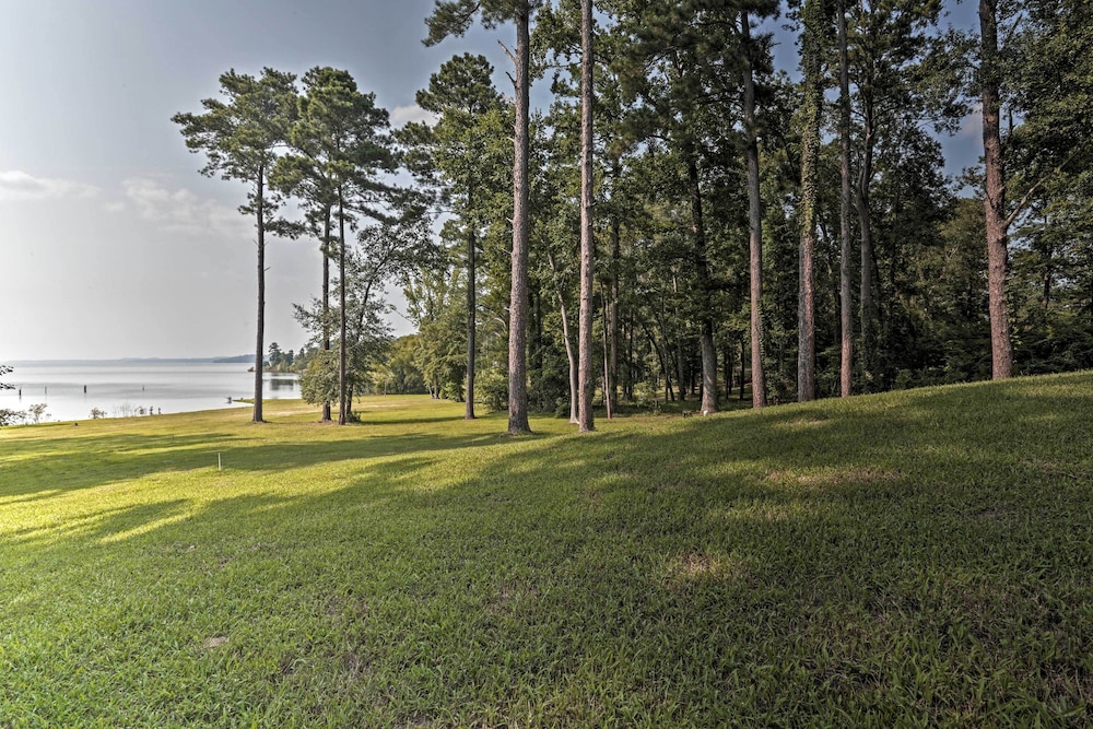 Relaxing Texas Getaway, 1 Mile to Boat Ramp! - Property Image 2