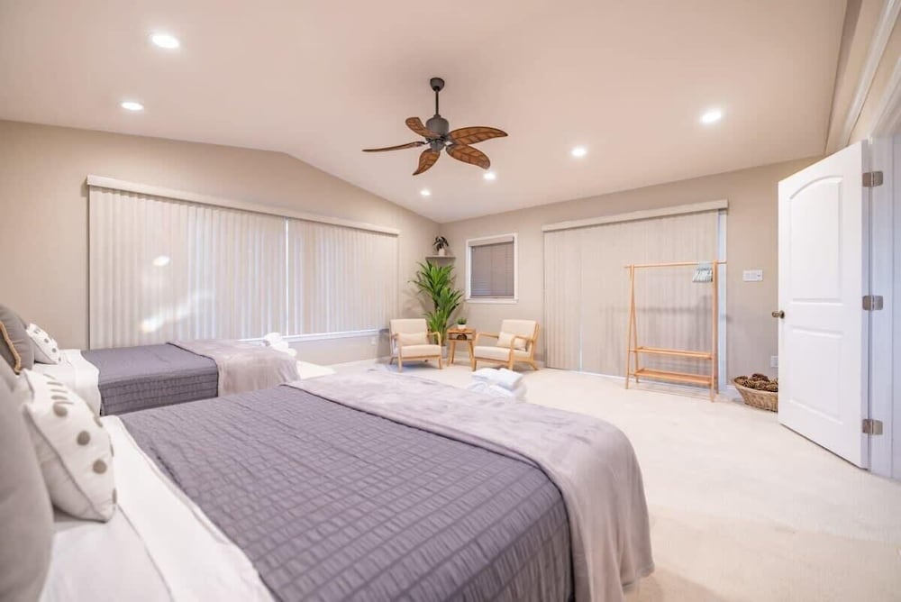Marbella Lane - Charming 4BR Bungalo for Relaxing Retreat