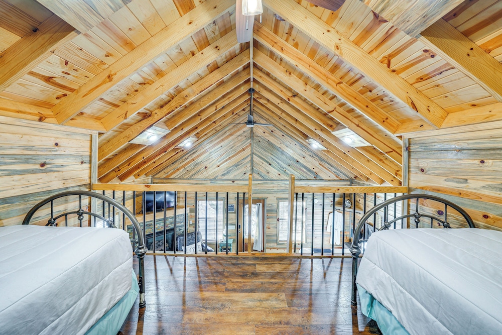 Hot Tub & Fire Pit: Cozy Cabin in Broken Bow!