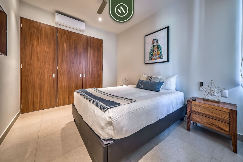 2BR Condo With Rooftop Pool - 2 Min Walk to Beach