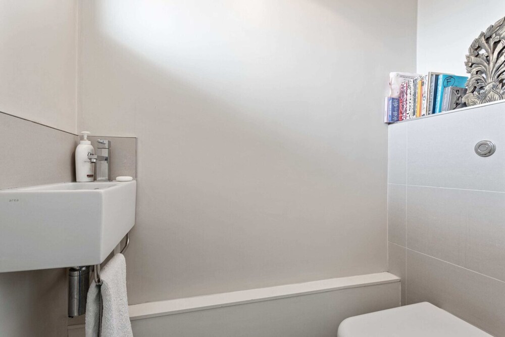 Lovely 2 Bed Apartment w Balcony nr River Thames