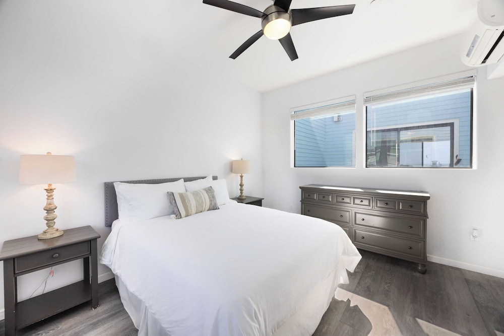 Oceanfront 2BR + Rooftop Deck, & Beach Access Strand Way B