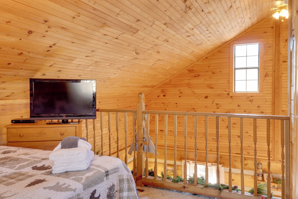 Private Hot Tub & Game Room: Mountain Retreat!