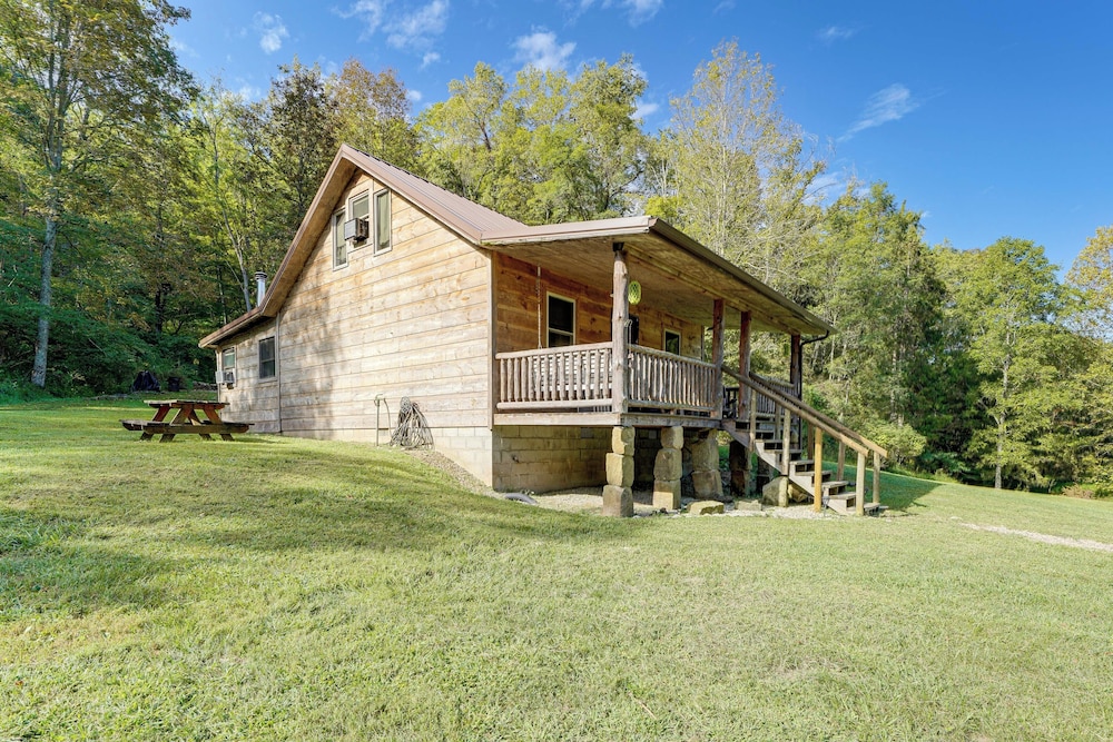 Rustic, Woodsy Cabin in Palestine w/ Pool Table!