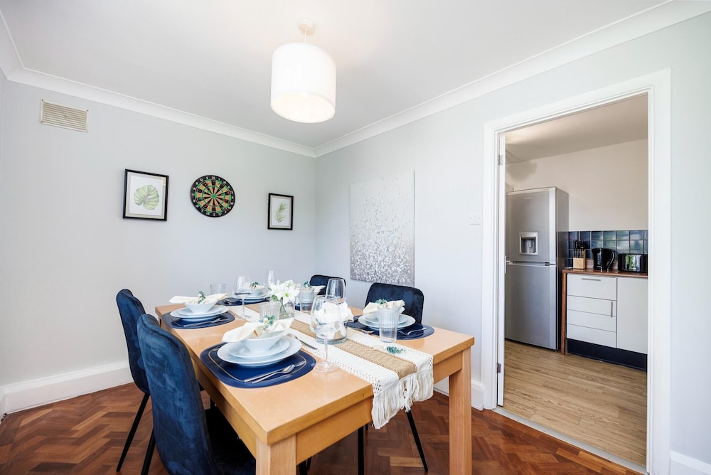 Convenient and Stylish 2-bed Apartment in Croydon view 4