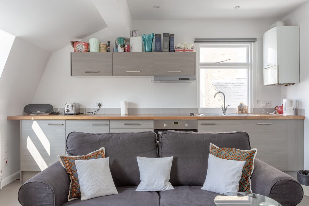 Bright & Airy 1 Bedroom Apartment in Central London