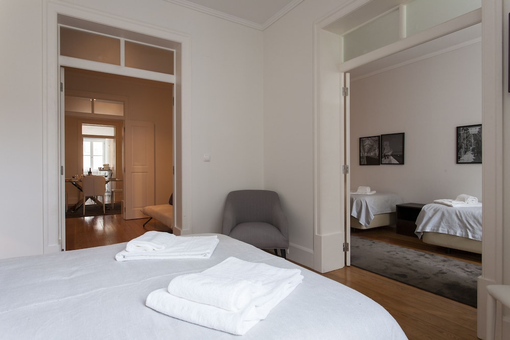 JOIVY Stylish 2BR Apt w/balcony at the heart of Baixa