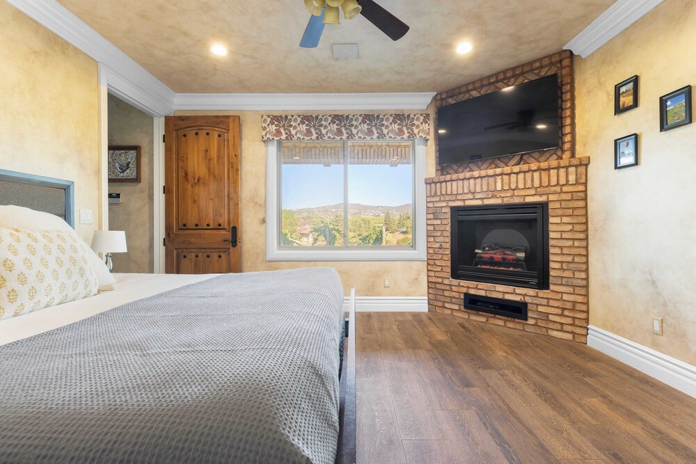 2 Homes in Bella Vista Rd by Avantstay Sleeps 8, Vineyard Views, Patios & Fireplace in Temecula Wine Trail
