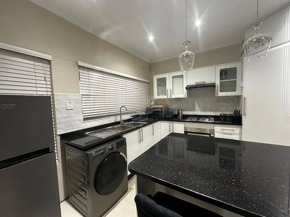 Stunning 2 bed With Pool - 2275
