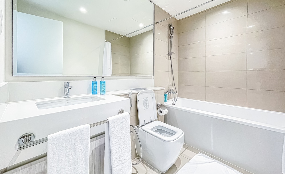 1B- Parkpoint- Tower D 104 by Bnb homes