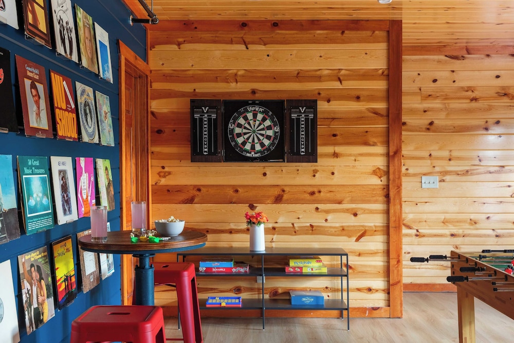 Smoky Ridge by Avantstay Renovated Cabin w/ Indoor Pool Game Room + Theater