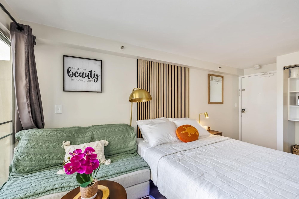 Bright Cozy Condo Unit With Balcony