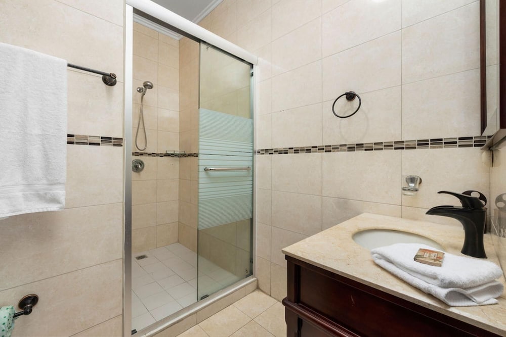 2BR 3min Walk 2 Eagle Beach Pool GYM Parking