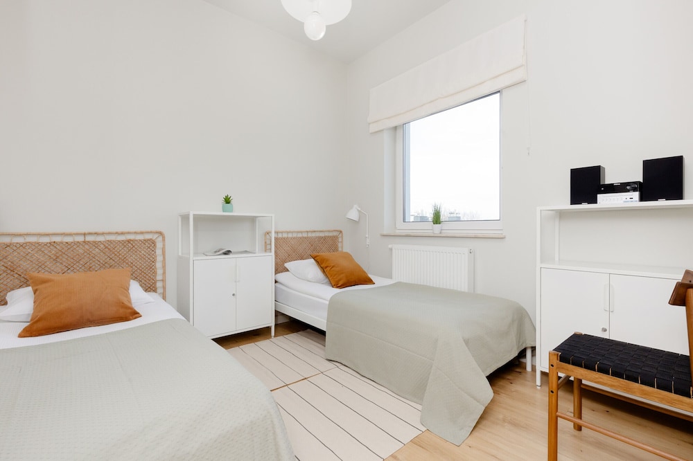 Bright Two Bedroom Apartment by Renters view 5