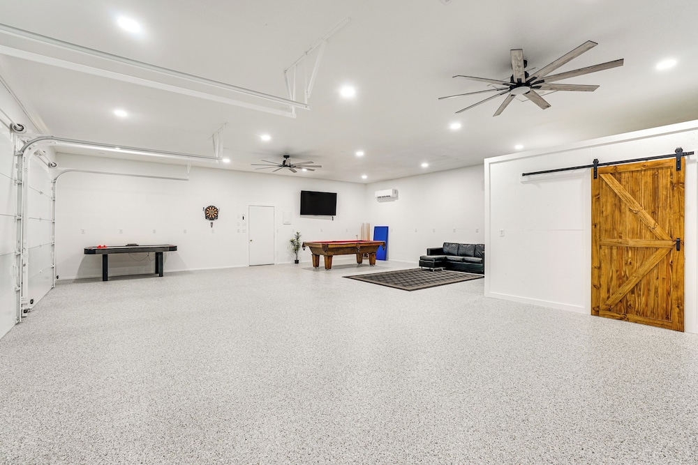 15 Mi to Downtown Sioux Falls: Gem w/ Yard!