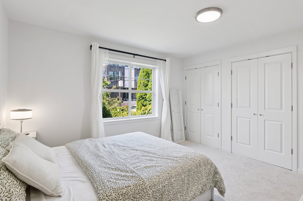 Walkable Seattle Gem Close To Everything 2 Bedroom Condo