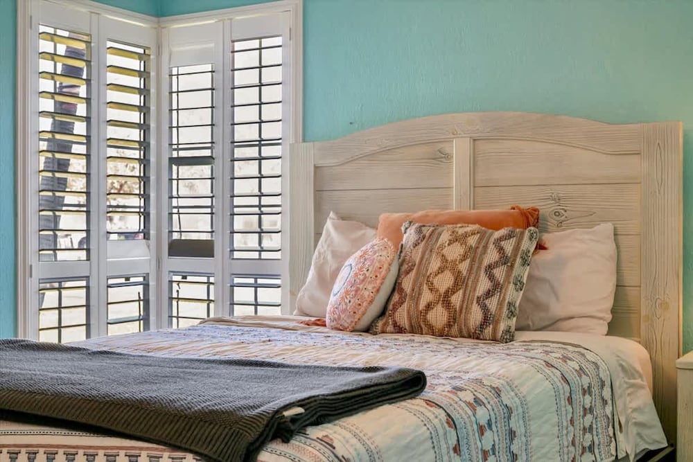 The Crown House 4b Pool Home 6 Mins to IR Beach