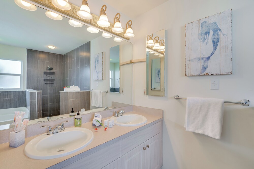 6 Mi to Coast: Cape Coral Family Home
