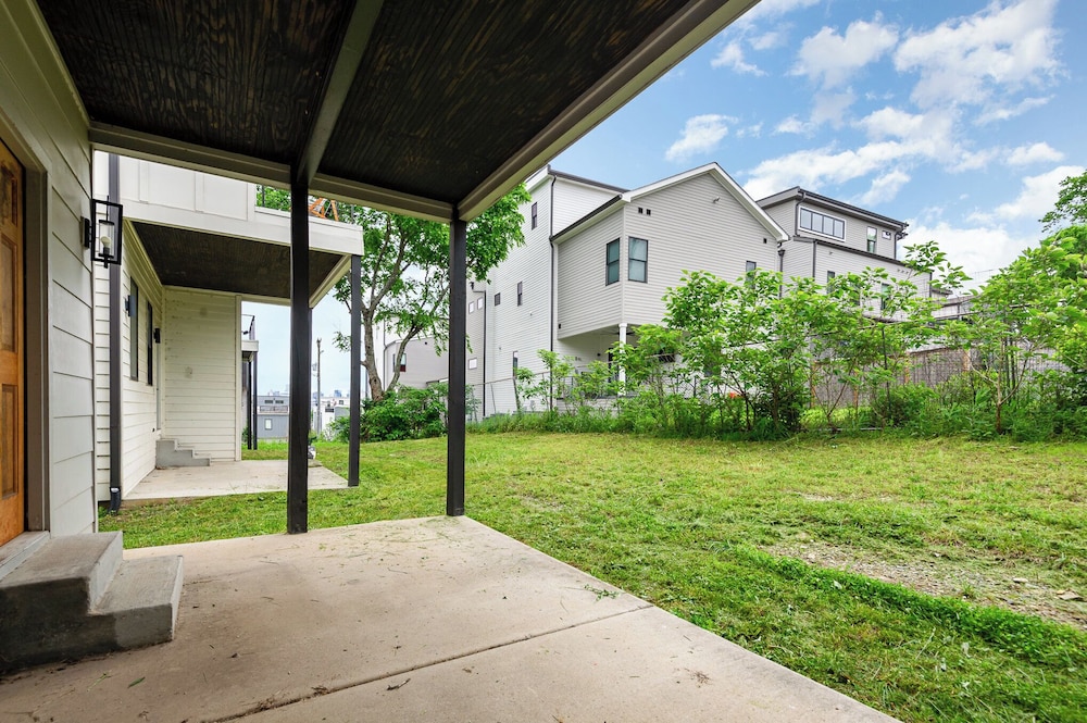 Citrine-private Patio & Balcony-near Germantown