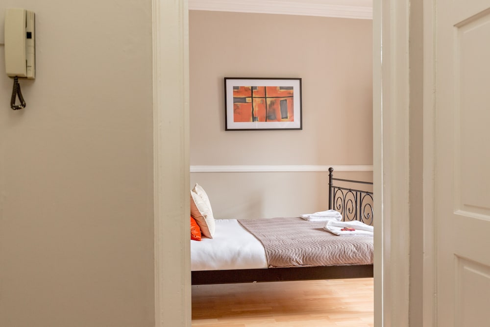Silver Lining - St Leonard St Apartment view 4