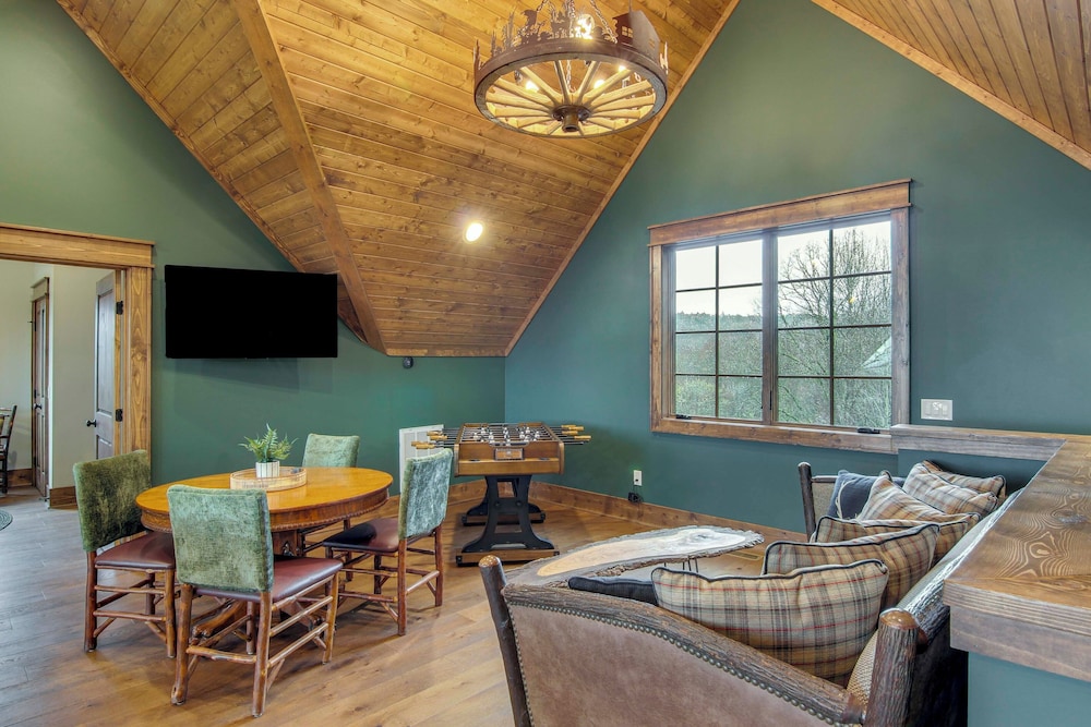 Sip on Deck & Enjoy Views! Mtn Lodge in Glenville