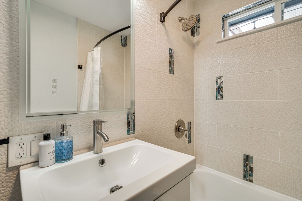 2 Blocks to Beach Park: Cozy Seattle Townhome