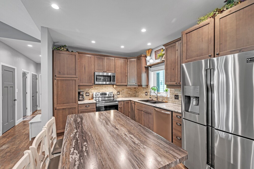 Lakeside Retreat With Hot Tub & Game Room 3 Bedroom Home