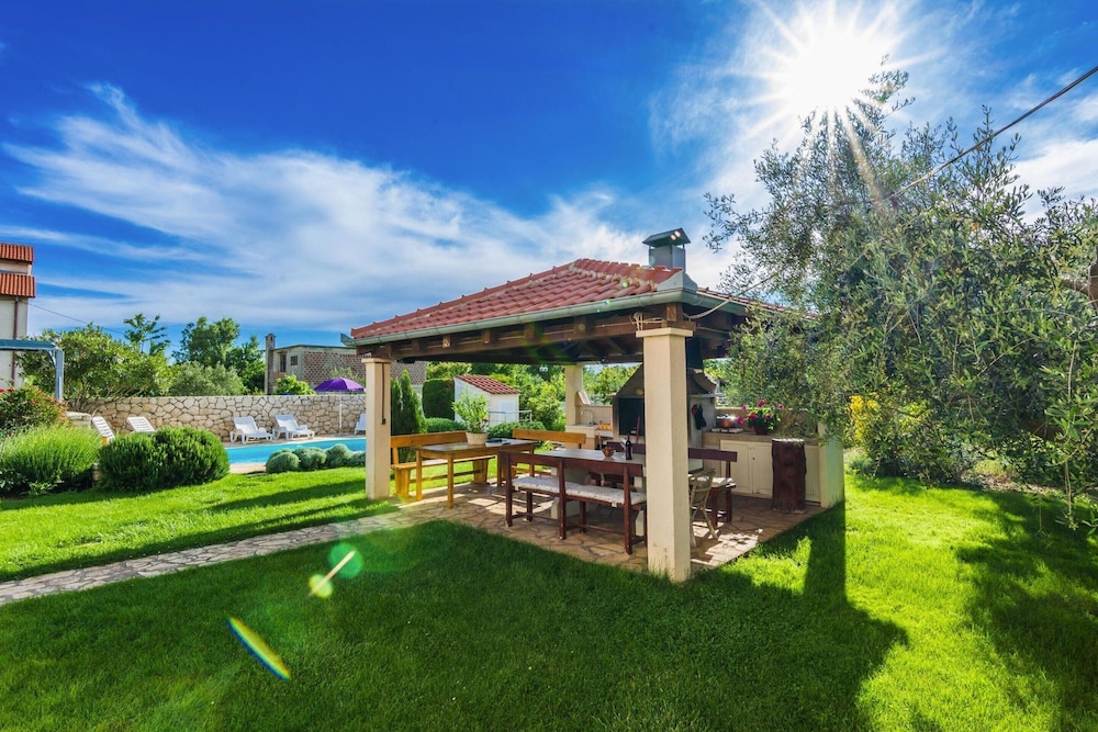Apartment in Nin With Pool Near the Beach