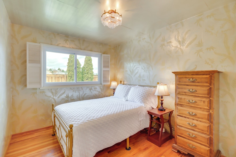 2 Living Areas + Library! Home 22 Mi to Mt Rose