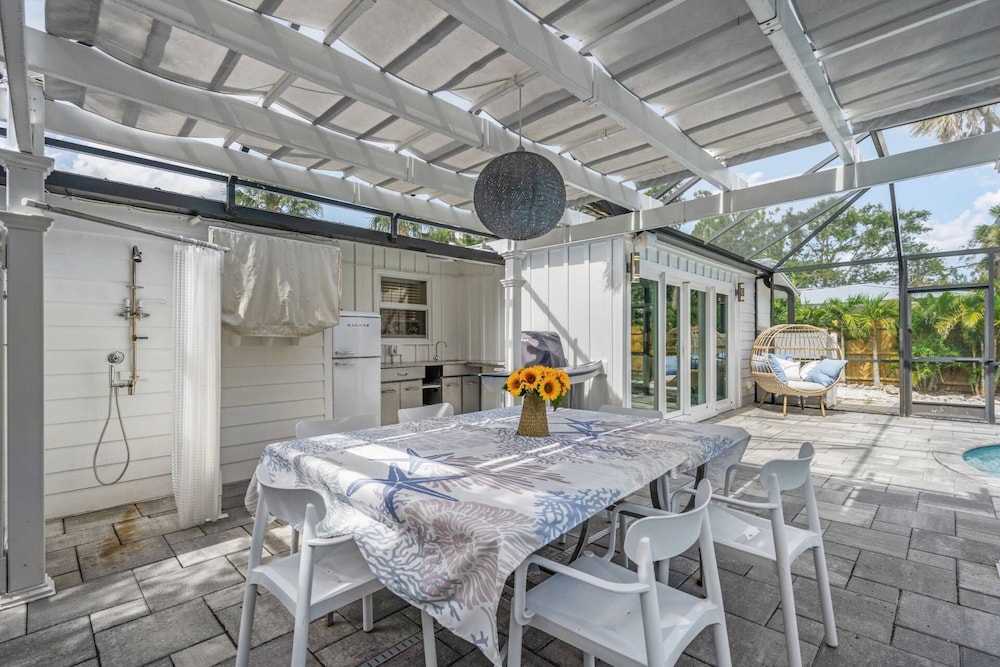 Dockside Getaway on Avenida