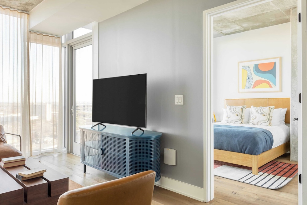 Sleeps 16 Brand New Austin High Rise w/ Rooftop Pool, Gym, Yoga Studio & More!