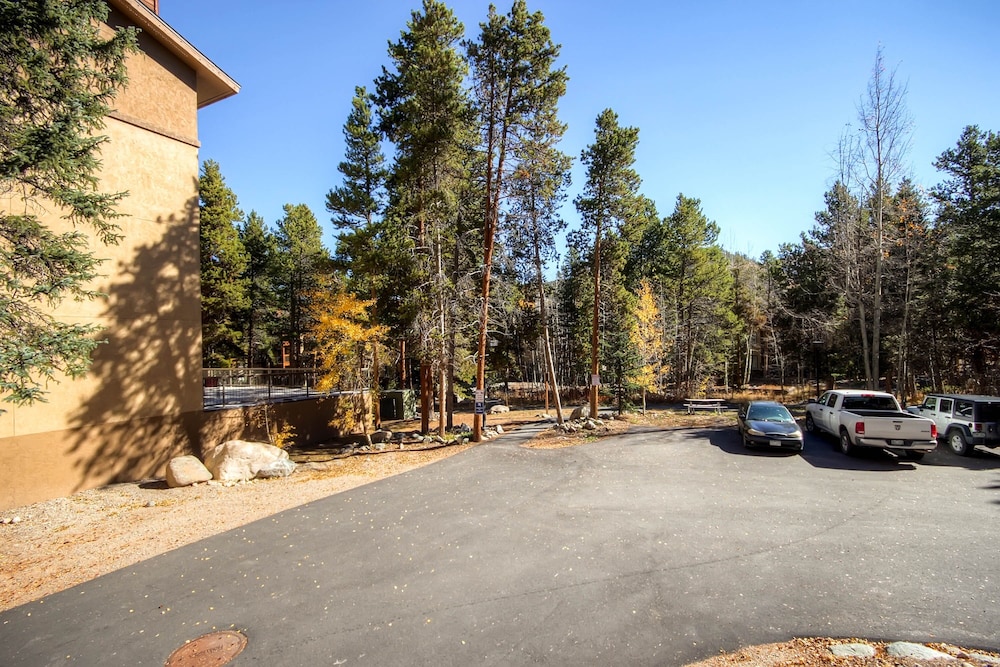 Snodallion 25 - Walk to Slopes/Walk to Town by RedAwning