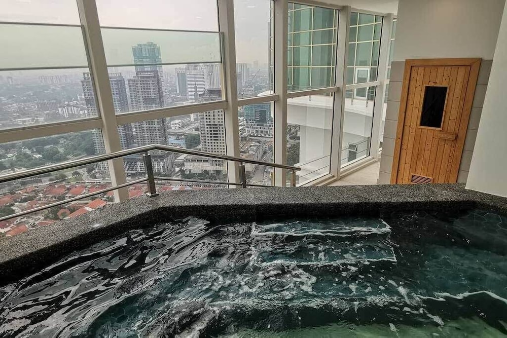 Comfy 2BR Tritower Suite Near JB Ciq, Jbcc & Capri
