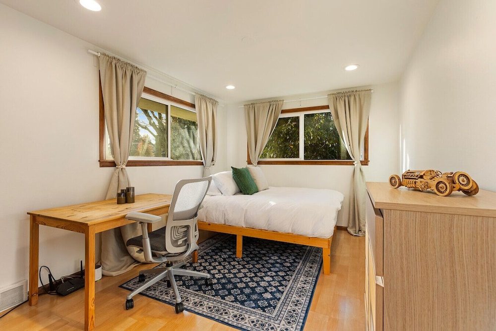 3BR Seattle Home w Spacious Yard Near Northgate