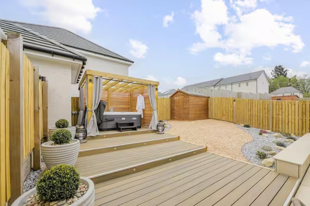Stylish House in Perth-hot Tub-garden-sleeps 6
