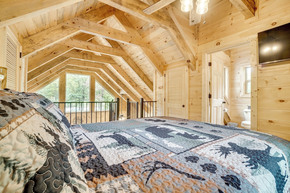 Sip, Hike & Explore: Sleek Retreat in Cleveland!