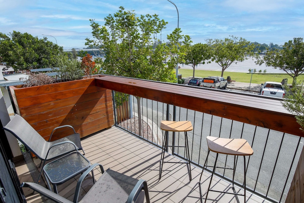Comfy 2-bedroom Apartment With a Clyde River View