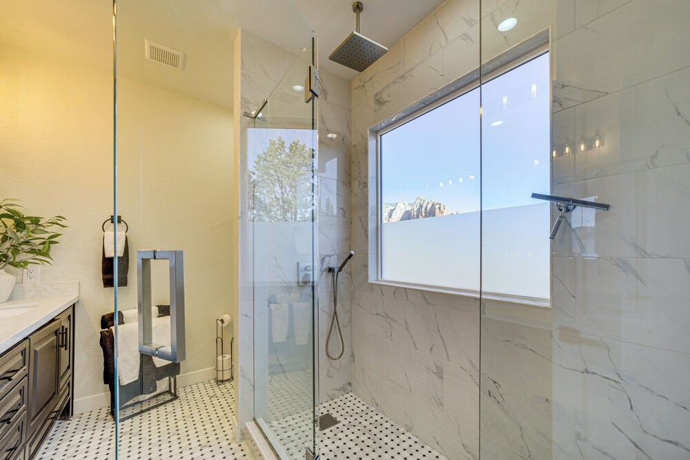 < 1 Mi to Shops: Uptown Sedona Home w/ Hot Tub!