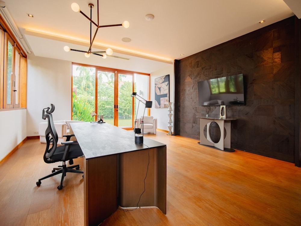 Luxurious 5bedroom White Estate Villa Private Lake