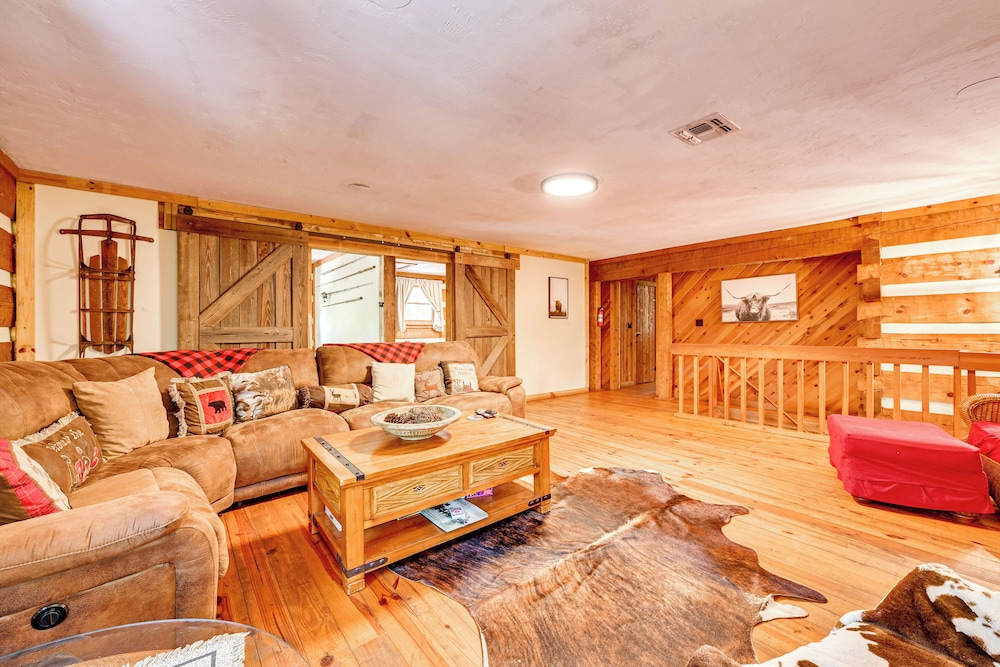 Spacious Sebring Family Cabin w/ Fun Barn + Yard!