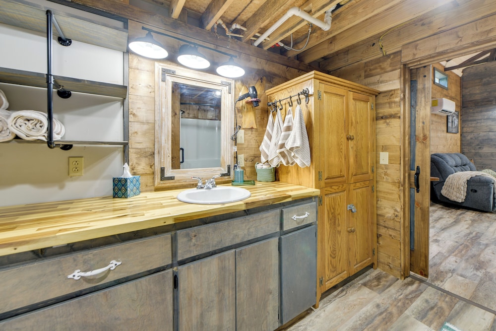Lake Eufaula Access: Cozy Wood Cabin w/ Yard!