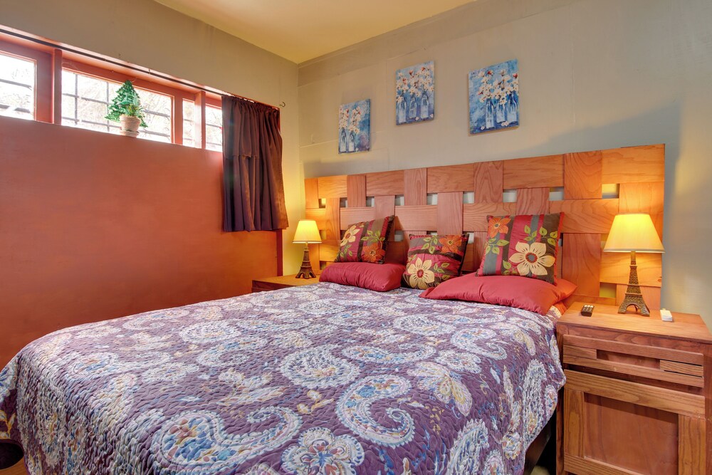 2 Mi to Shopping & Dining: Santa Rosa Studio