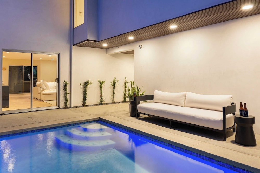 Luxury Hollywood Hills Home With Pool, Outdoor Dining & Iconic Views Skyline Chalet