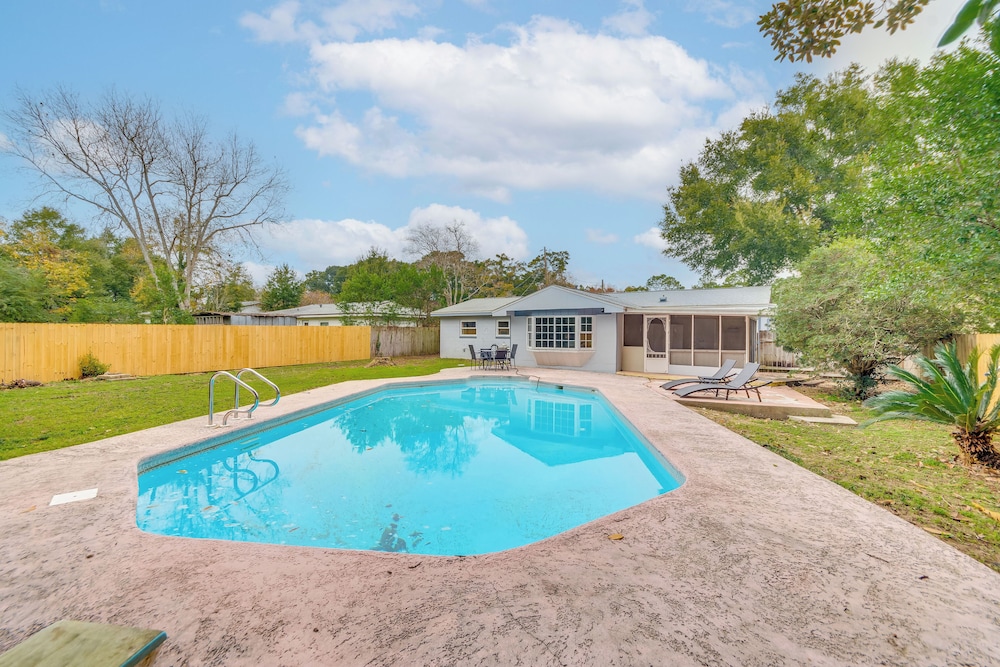 Foosball Games & Al Fresco Dining: Pensacola Home!