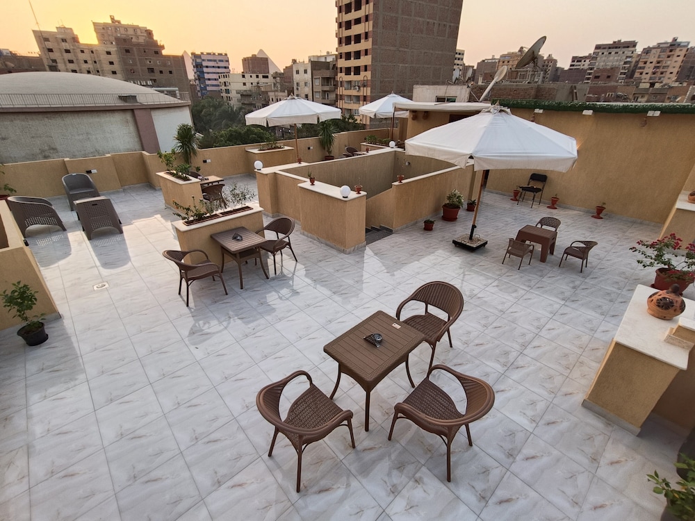 DISCOVER Pyramids inn view 4