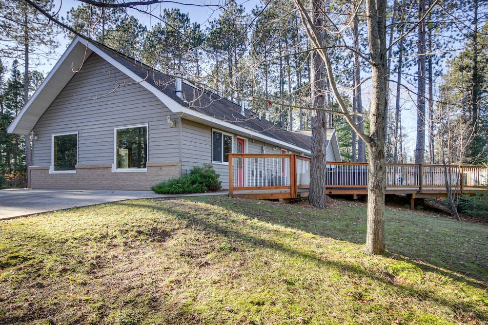 Peaceful Hibbing Getaway: Heated Floors, Fire Pit!