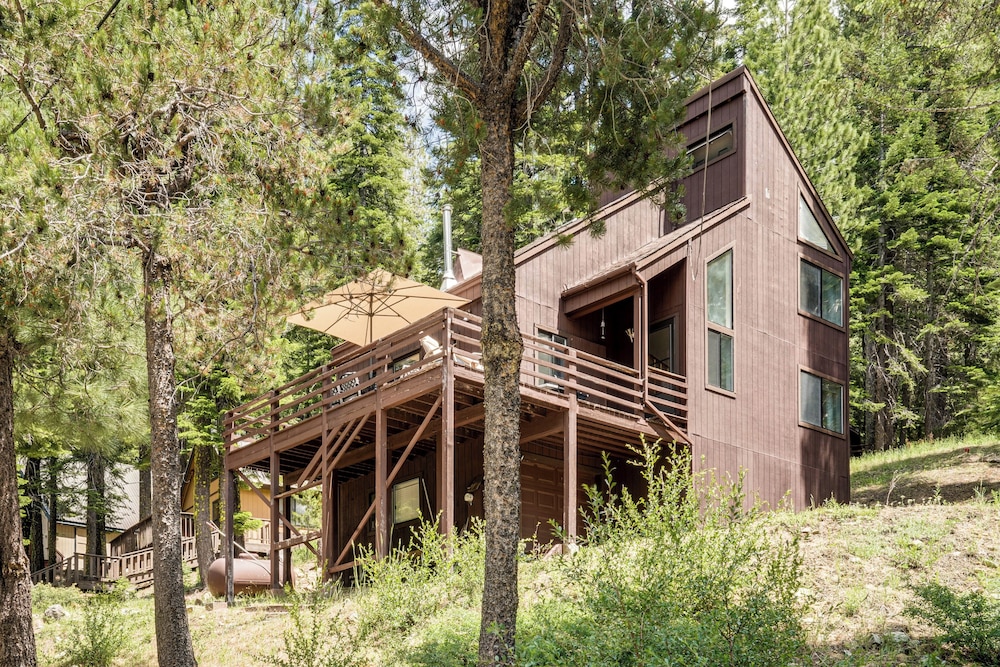 6 Mi to Downieville Downhill: Cabin w/ Mtn Views