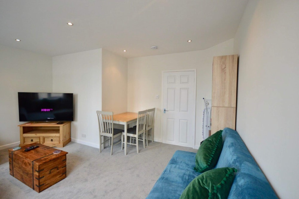 Lovely Modern Flat with Parking Near Airbus, Uwe, MOD view 2