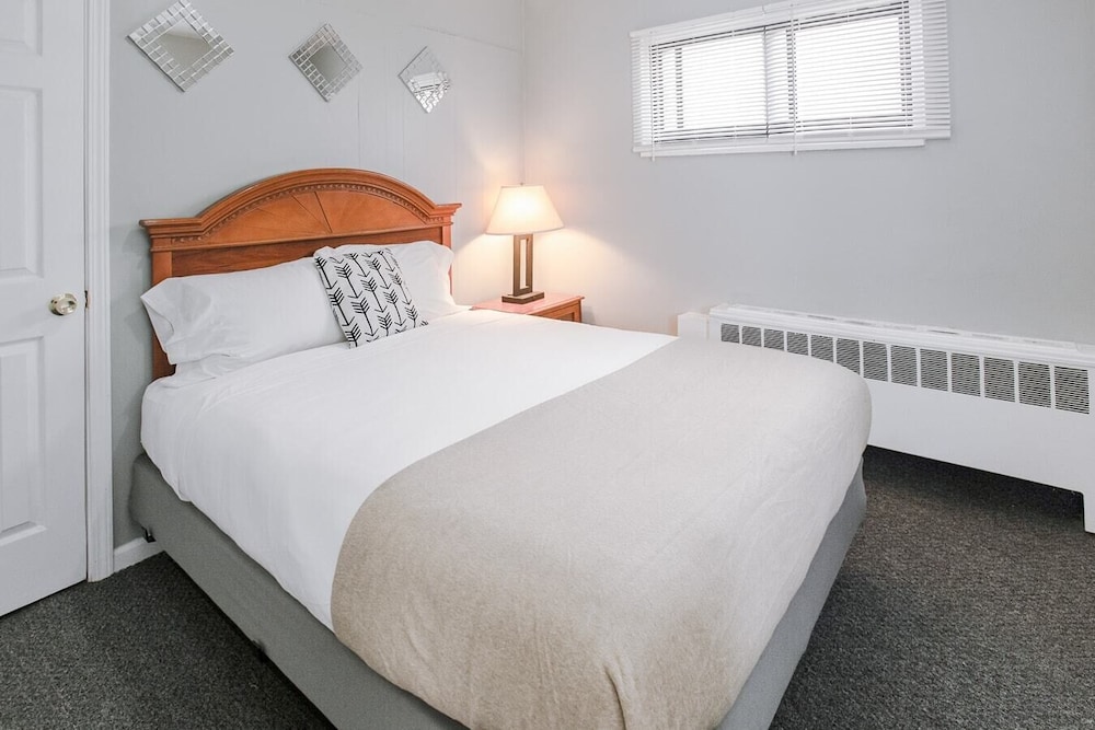 Charming Room w/ Private Bath & Wi-fi in Brownstown!